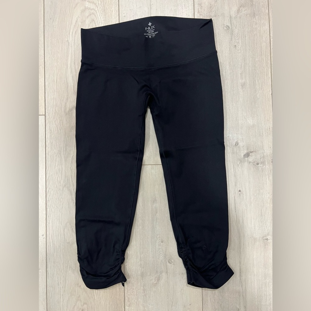 Nux Capri Cropped Legging Women's Size Medium Pull On Black Ruched Leg